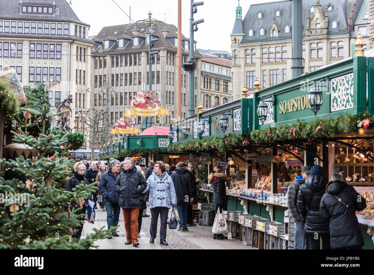 Marché de Noël et des décorations entouré par l'architecture néoclassique Rathaus square Altstadt trimestre Hambourg Allemagne Europe Banque D'Images
