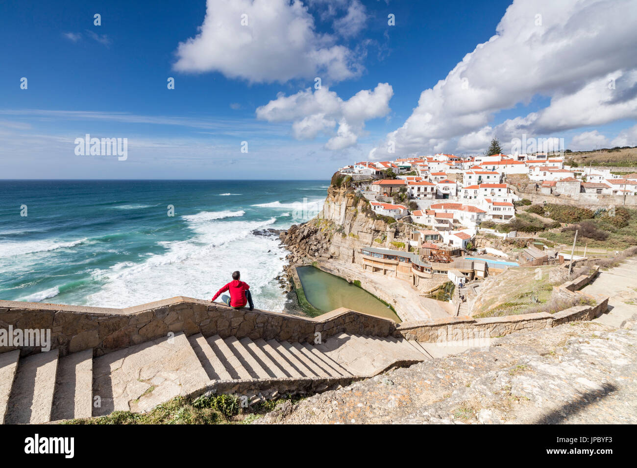 'Admire le village perché de Praia das Maçãs entouré par les eaux bleues de l'Océan Atlantique Sintra Portugal Europe Banque D'Images