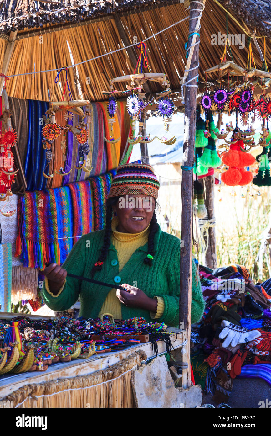 Sur le marché des îles flottantes des Uros, Lac Titicaca, Puno, Pérou Banque D'Images