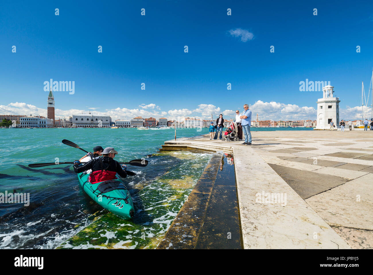 Un kayak quitte l'île de San Giorgio Maggiore. Venise, Vénétie, Italie. Banque D'Images