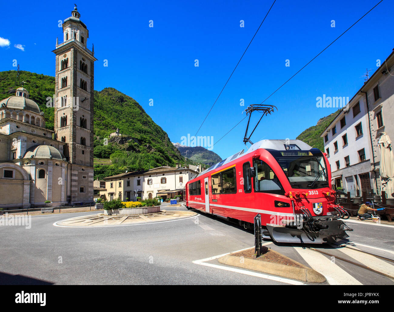 Le transit de la Patrimoine Mondial de l'Unesco Train rouge près du sanctuaire de la Madonna di Tirano lieu de pèlerinage chaque année pour des milliers de fidèles. La Valtellina. La Lombardie. L'Italie. L'Europe Banque D'Images