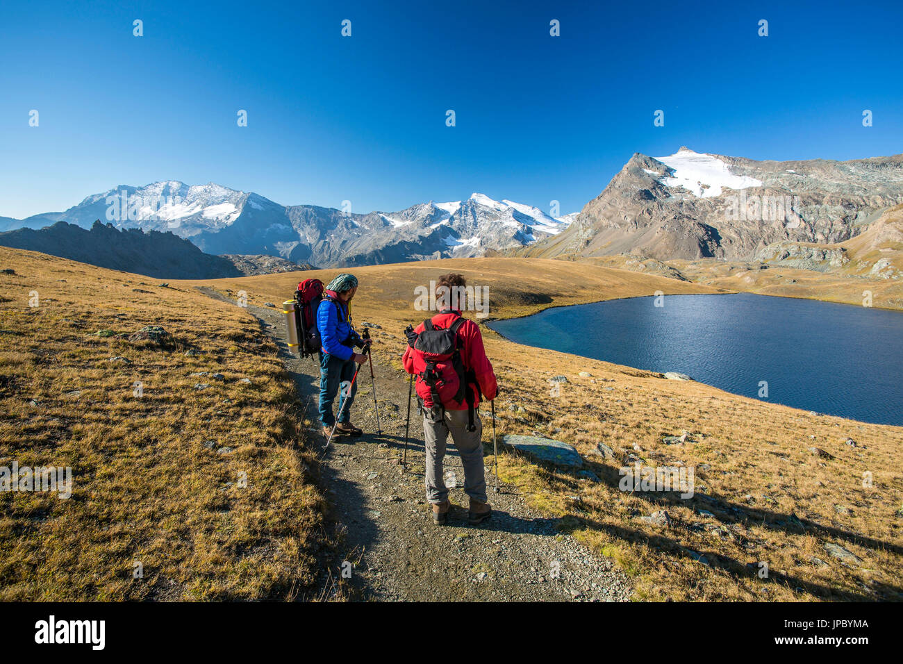 Les randonneurs d'admirer la vue sur le lac Rosset. Parc National du Gran Paradiso. Italie Banque D'Images