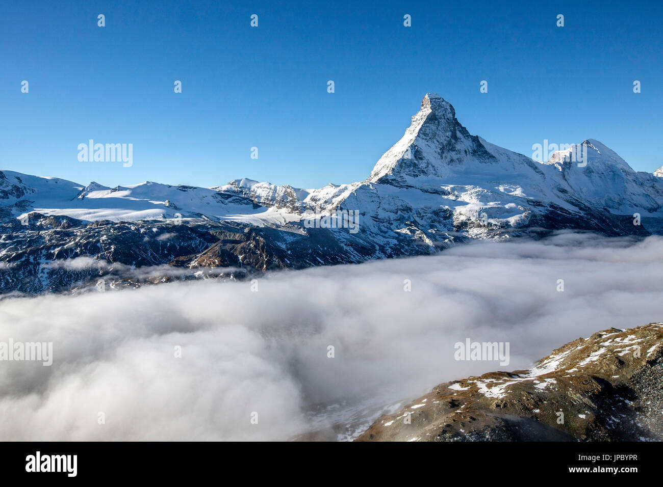 En automne brouillard masque la vallée au pied du Cervin Zermatt canton du Valais Suisse. L'Europe Banque D'Images