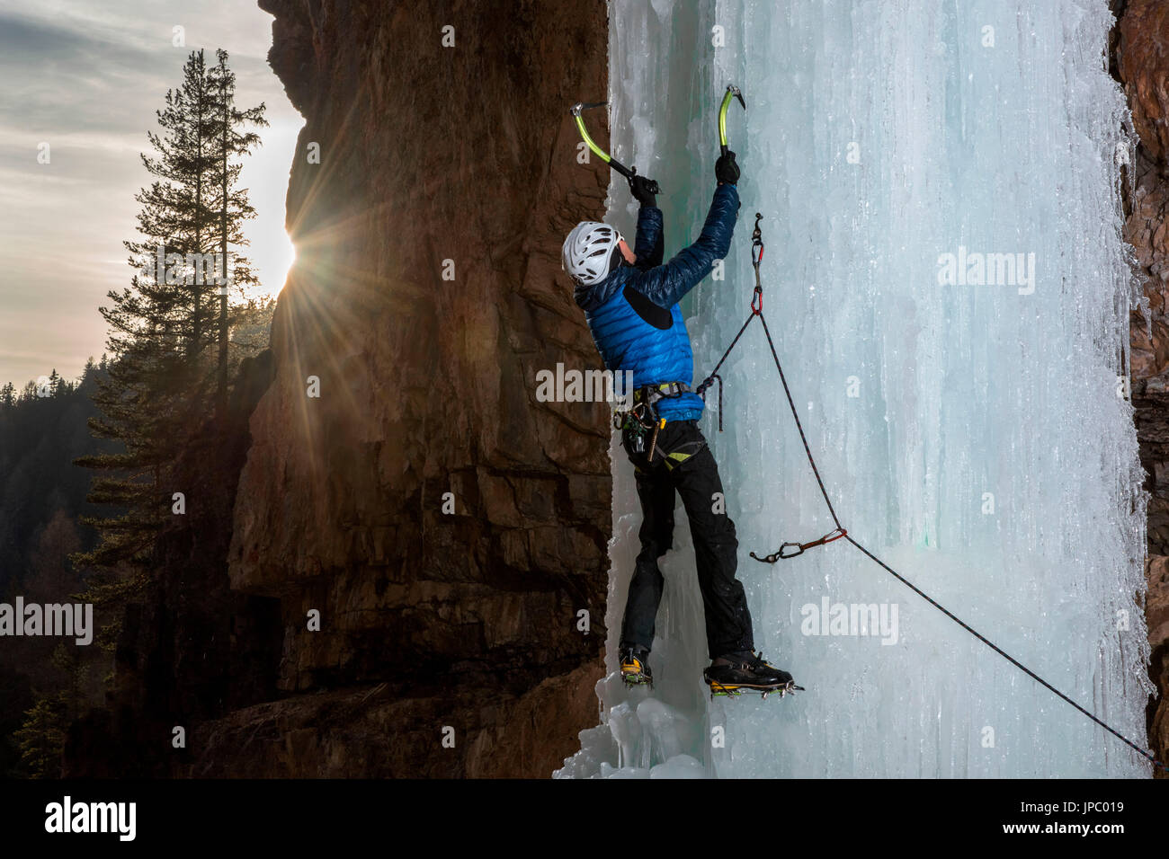 La Vallée de Fassa, Dolomites, Italie, Europe, Trentino, Alpes. Cascades de glace, un homme monte avec un piolet, bloc de glace dans les Alpes européennes. Banque D'Images
