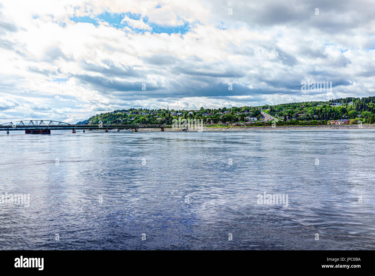La ville de Québec Ville de Saguenay au Canada au cours de l'été avec rivière et le pont Banque D'Images