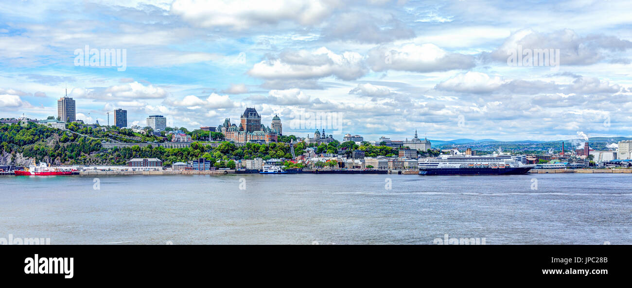 Levis, Canada - le 4 juin 2017 : Architecture et les toits de la ville de Québec avec le fleuve Saint-Laurent et les bateaux Banque D'Images