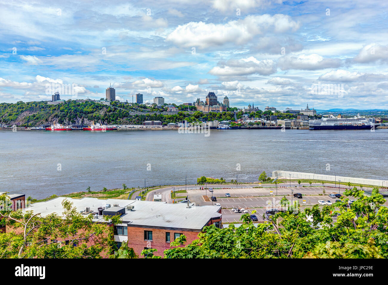 Levis, Canada - le 4 juin 2017 : Architecture et les toits de la ville de Québec avec le fleuve Saint-Laurent et les bateaux Banque D'Images