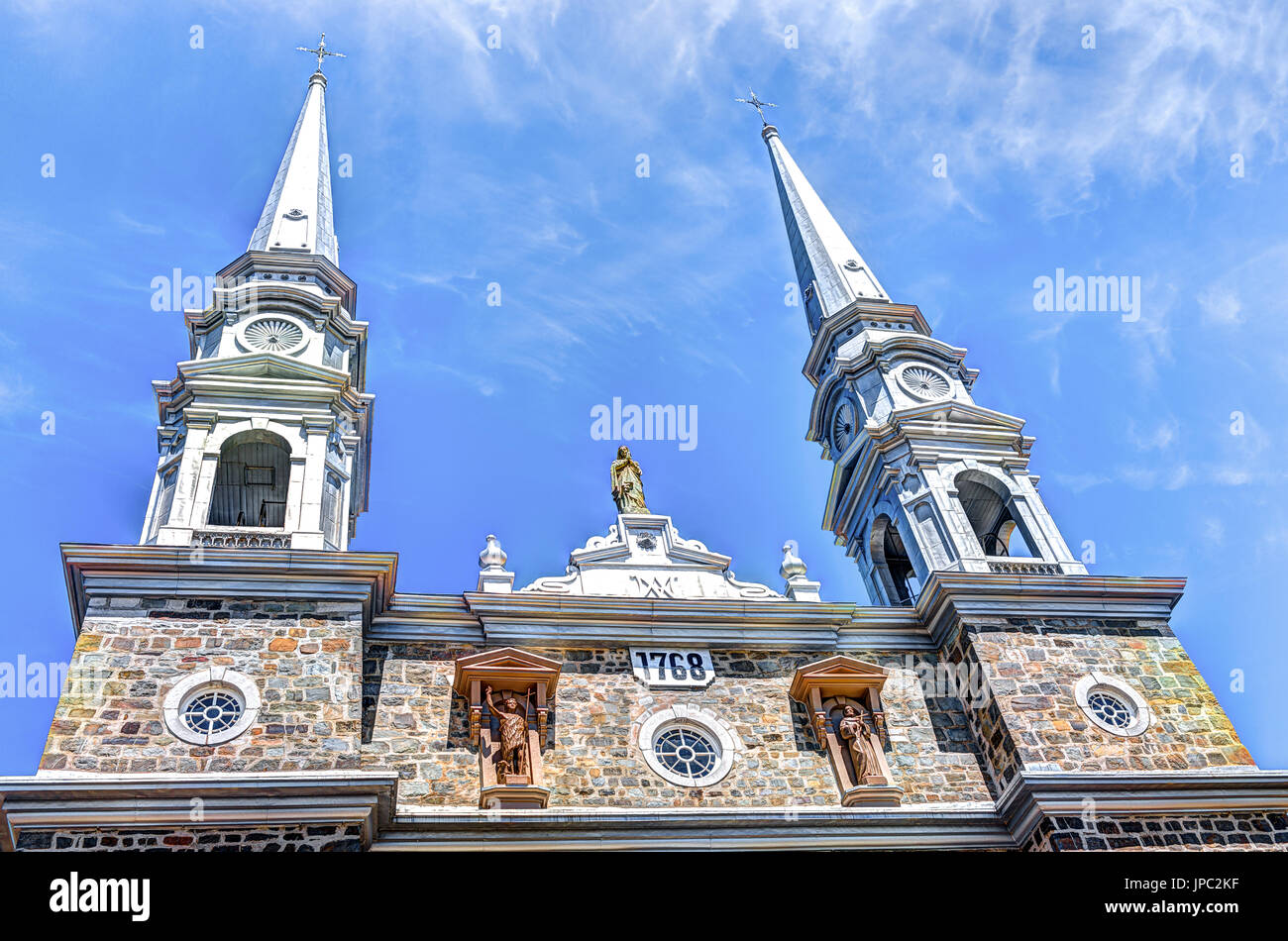 L'Islet, Canada - le 4 juin 2017 : Eglise Notre-Dame-Bonsecours sur la Route des Navigateurs sur rive sud du fleuve Saint-Laurent de Québec avec des sto Banque D'Images