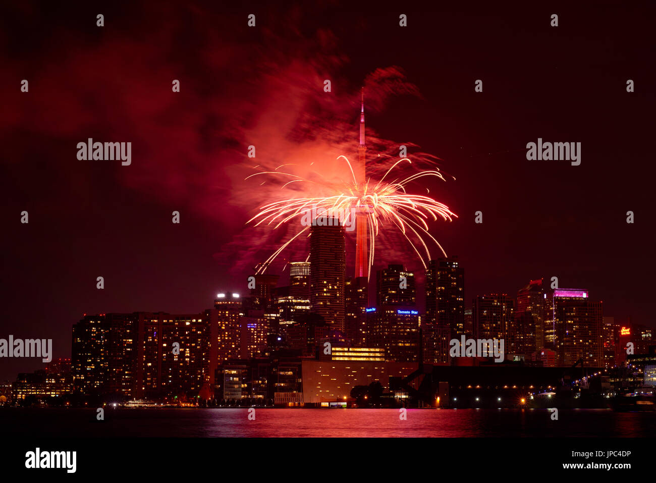 Toronto, Canada. 1er juillet 2017. Toronto célèbre la fête du Canada et le 150e anniversaire avec Fireworks sur Tour CN. © Igor Ilyutkin Banque D'Images