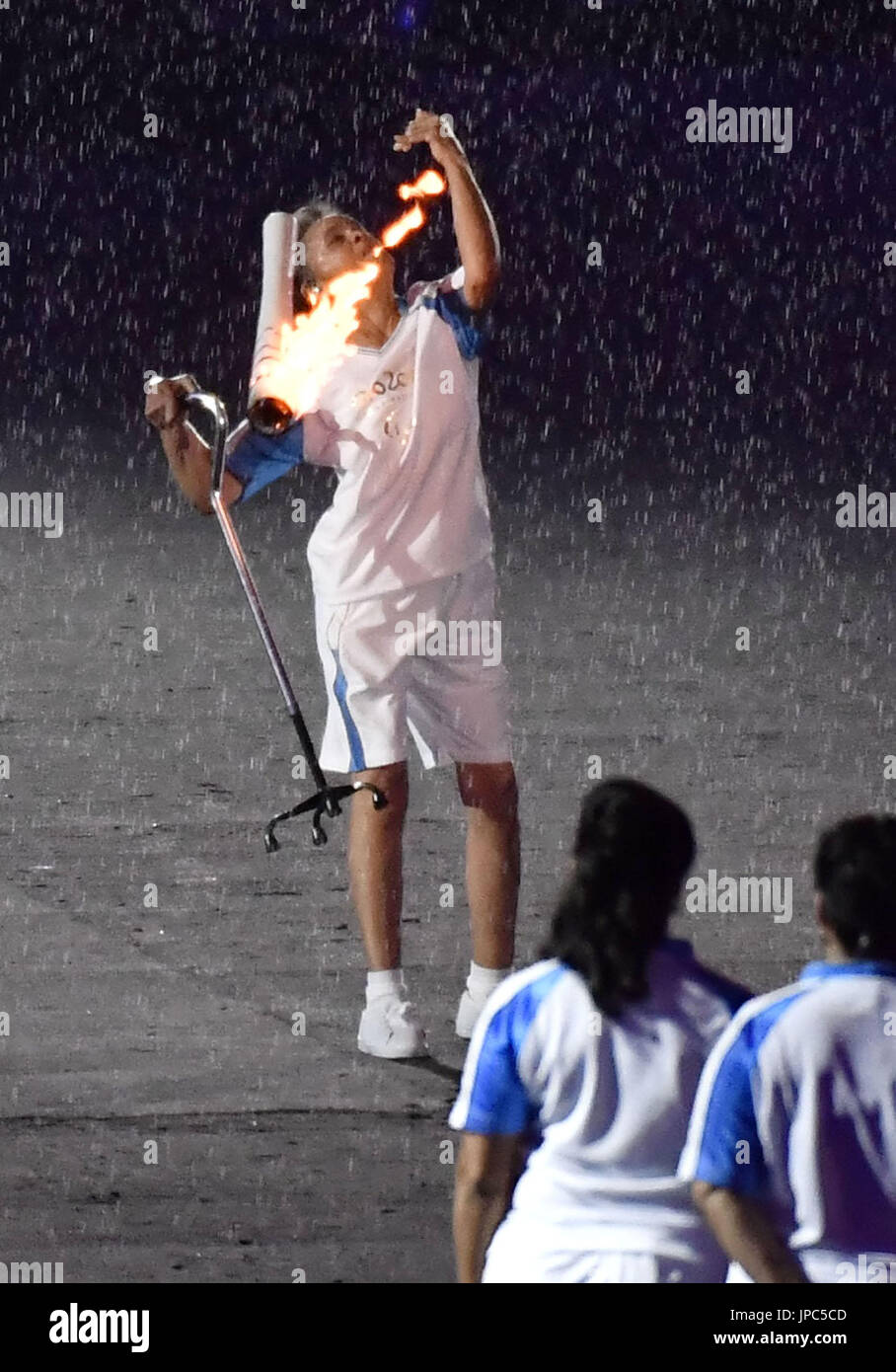 Ancien athlète paralympique brésilien Marcia Malsar, la troisième du dernier coureur du Rio de Janeiro relais de la flamme paralympique, gouttes le flambeau au cours de la cérémonie d'tenue à la pluie au stade Maracana le 7 septembre 2016. Malsar tombés, mais se leva pour reprendre le relais. (Kyodo) = =Kyodo Banque D'Images