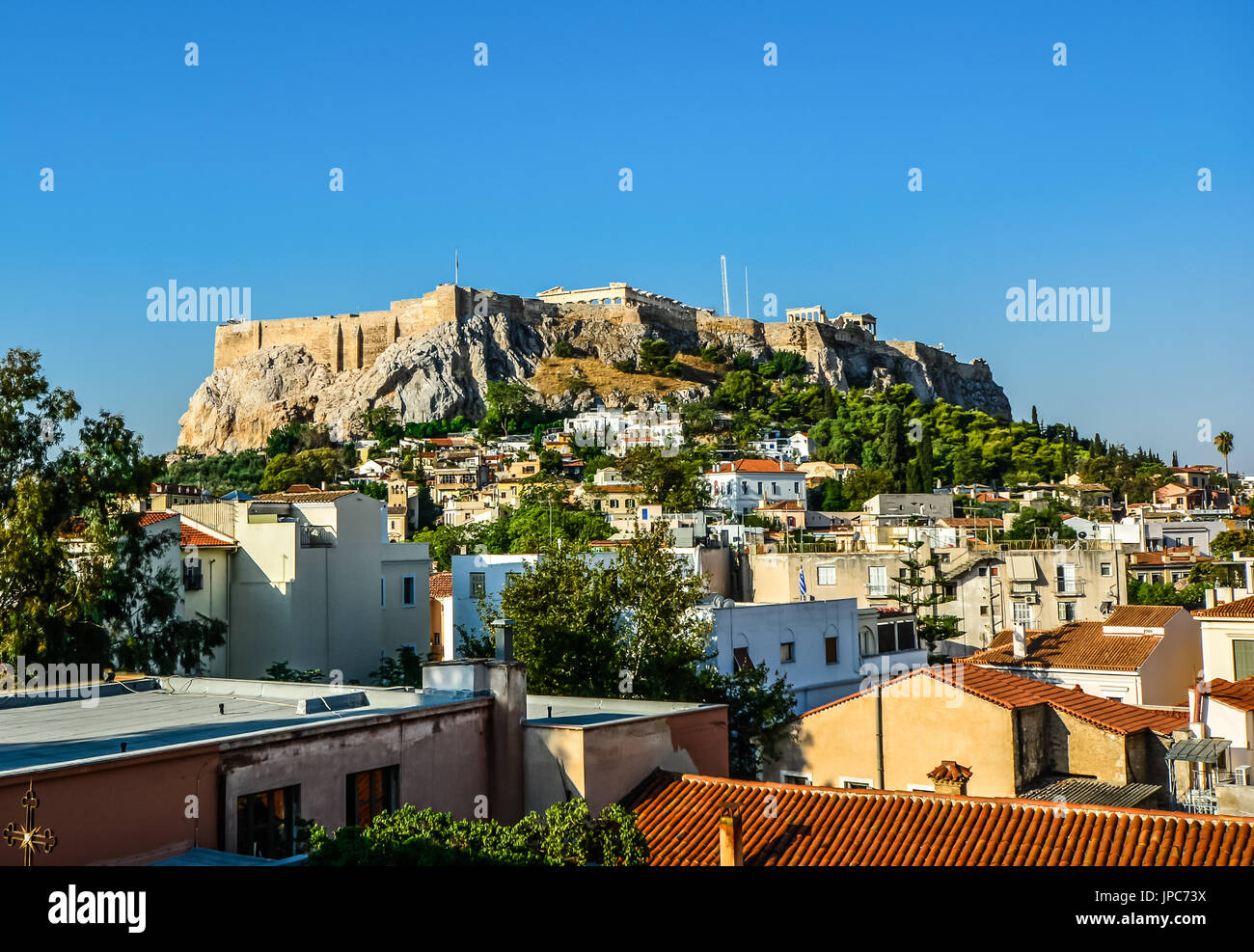 L'antique Parthénon sur l'Acropole à Athènes Grèce prises depuis le toit d'un bâtiment de ville sur une chaude journée d'été Banque D'Images