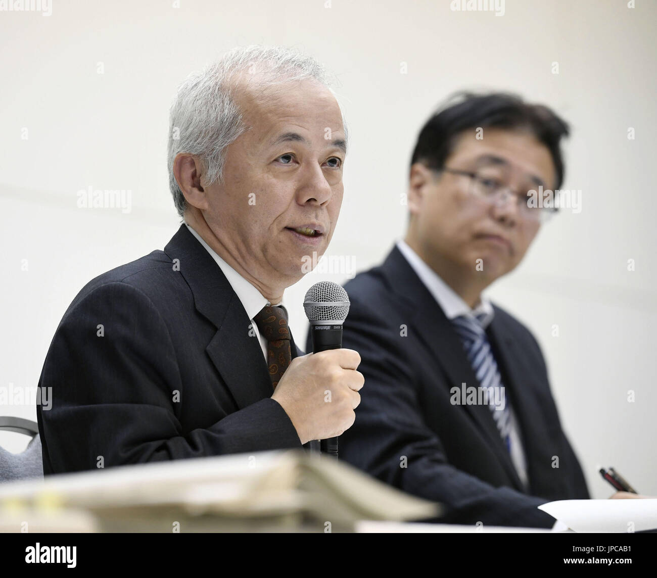 Tokyo Electric Power Company Holdings Inc. Président Naomi Hirose (L) assiste à une conférence de presse à Tokyo le 31 octobre 2016. Bien qu'il s'attend à ce que le coût de la mise au rebut l'utilitaire endommagé la centrale nucléaire de Fukushima Daiichi dépassera les prévisions initiales, Hirose a déclaré que l'entreprise cherchera pas d'aide financière publique. (Kyodo)  = =Kyodo Banque D'Images