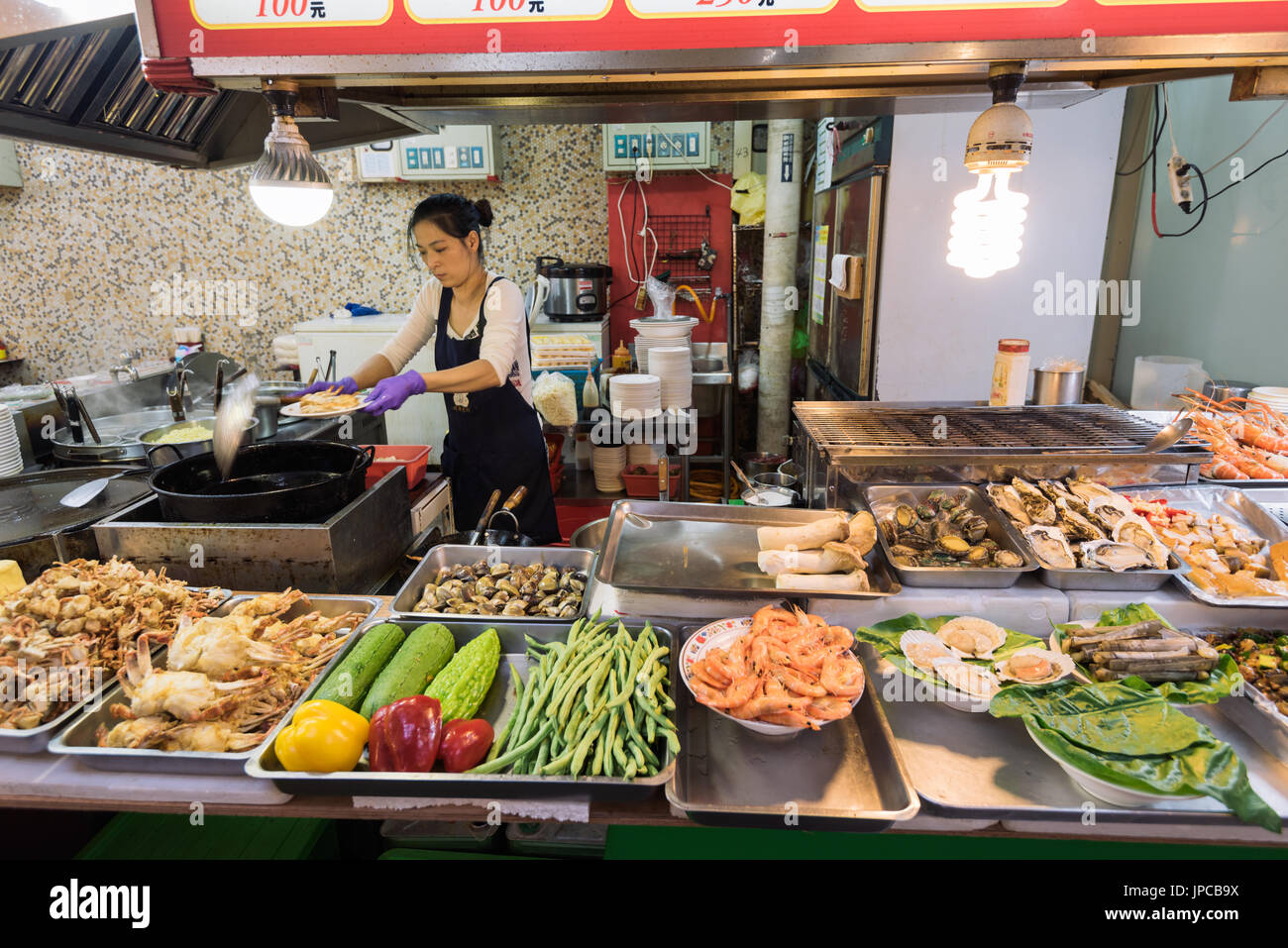 Taipei, Taiwan - le 6 avril 2017 : Food au le marché de nuit de Shilin à Taipei, Taiwan. Banque D'Images