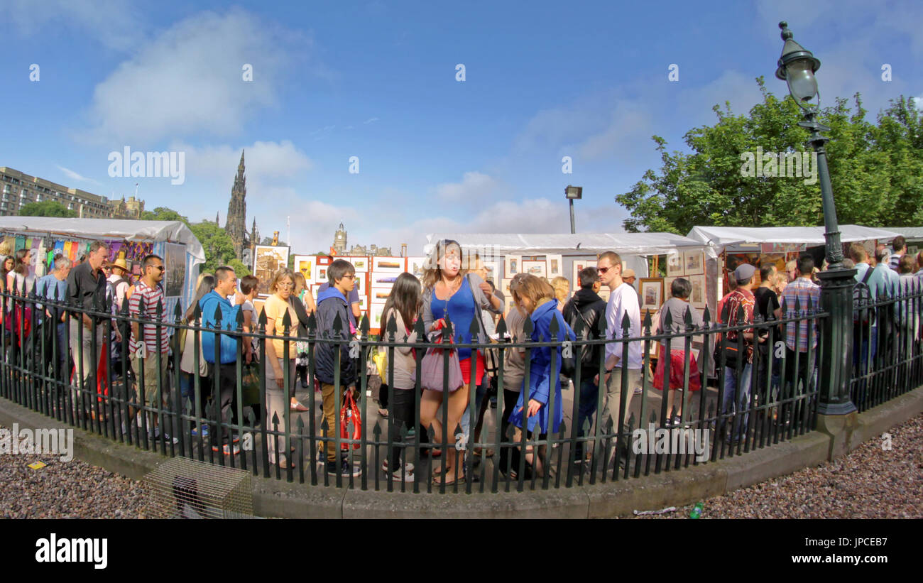 Edinburgh Festival Fringe amuseurs publics foule de spectateurs Scottish National Gallery of Scotland le monticule square Banque D'Images