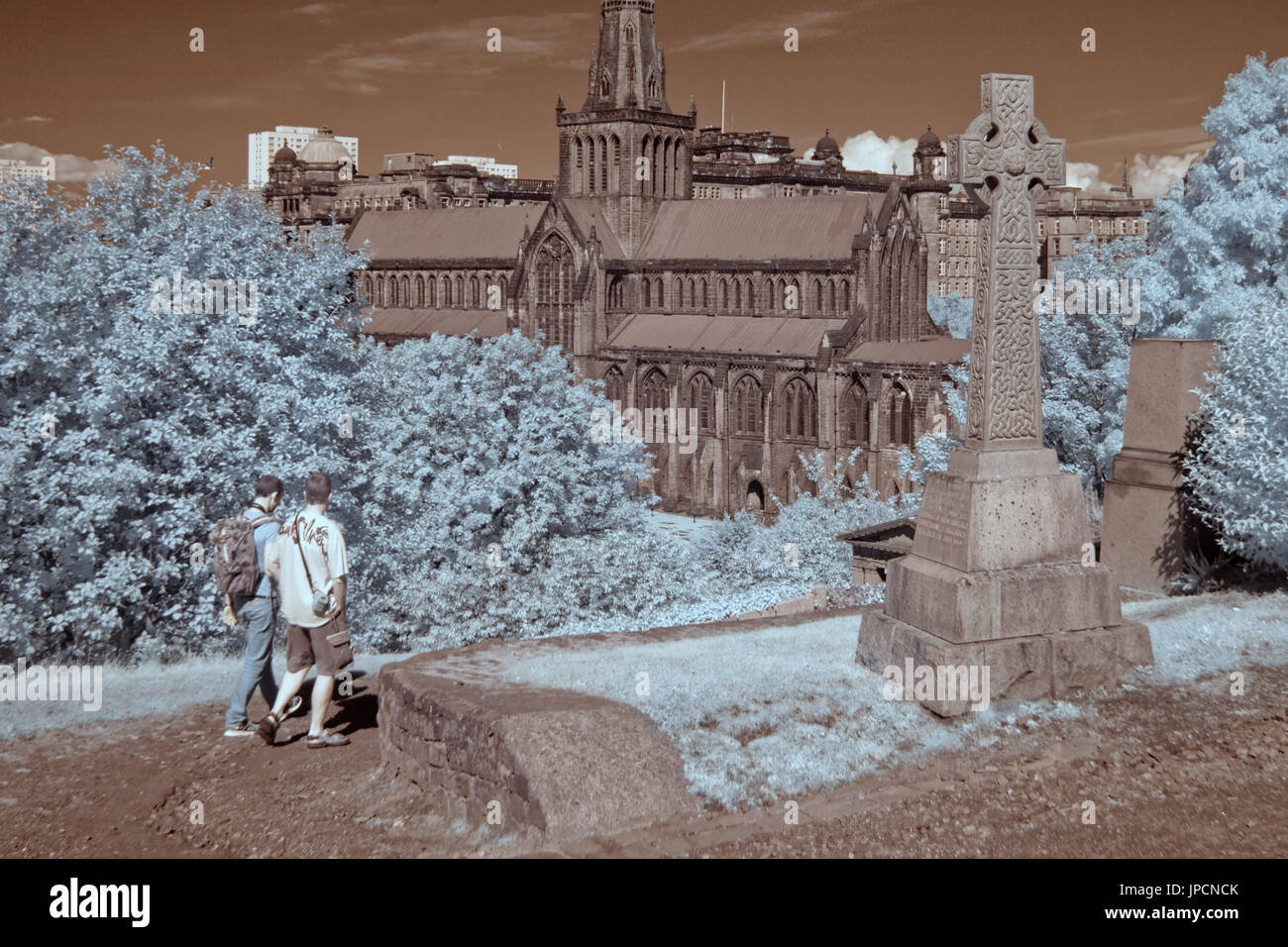 Nécropole de glasgow ville des morts avec sun ctoss celtique de fond de l'appareil photo infrarouge de la cathédrale Banque D'Images