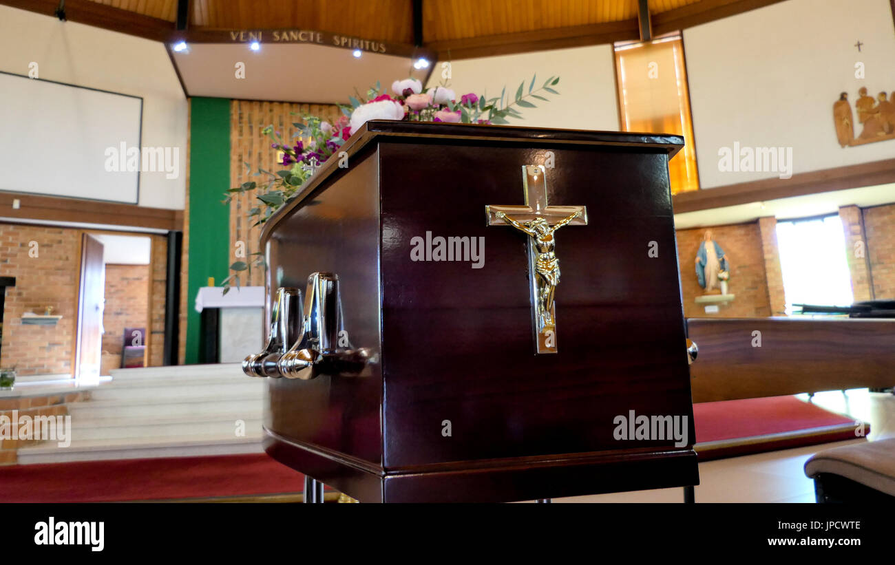 Enterrement cercueil cercueil ou à l'intérieur du corbillard ou à l'église, chapelle Banque D'Images