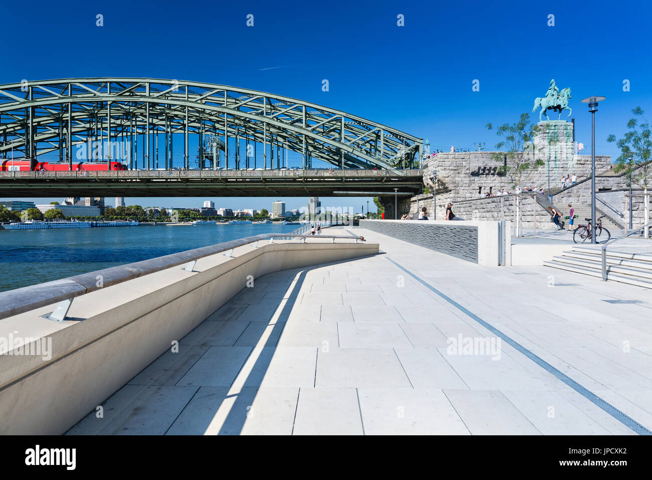COLOGNE - 6 septembre : les gens sur la nouvelle promenade du Rhin en face de l'Pont Hohenzollern à Cologne en Allemagne le 6 septembre 2016 Banque D'Images