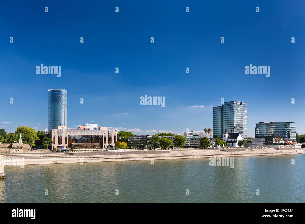 Les bâtiments modernes sur la rive du Rhin à Cologne Deutz, l'Allemagne avec la promenade nouvellement construit. Banque D'Images
