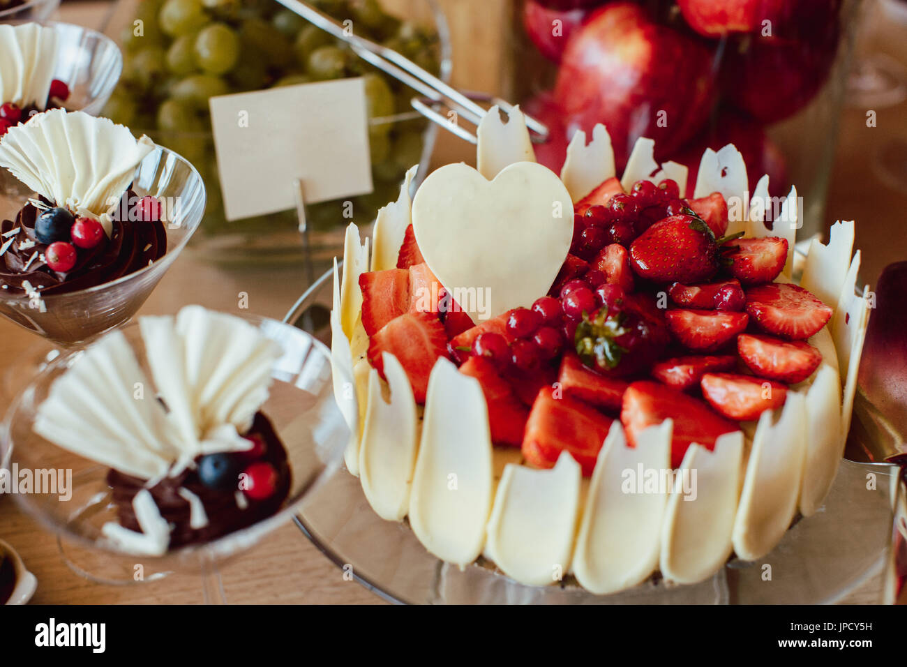 De délicieux desserts et gâteaux décorés Banque D'Images