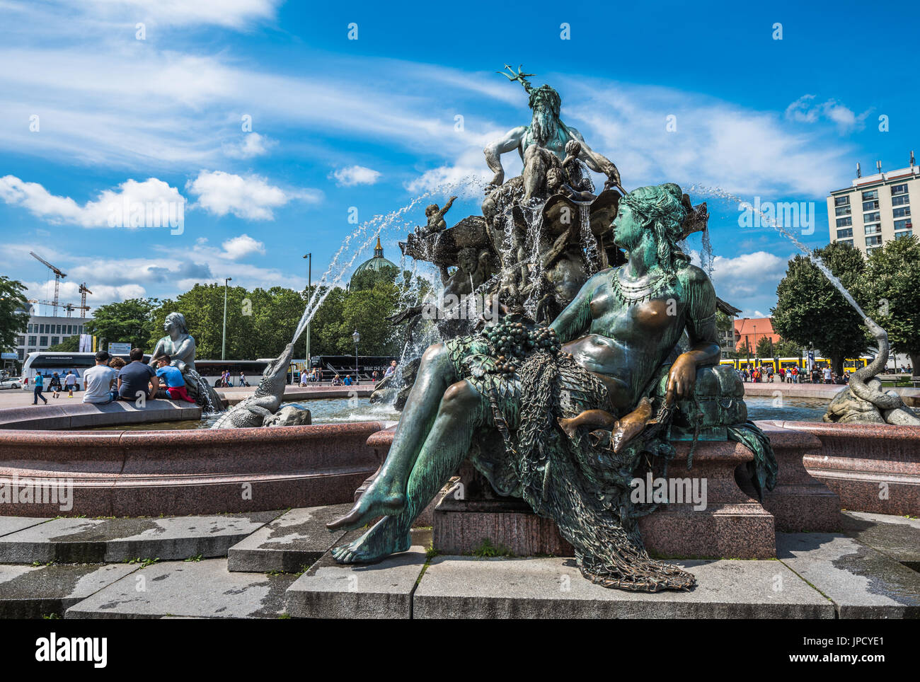 Neptunbrunnen ou fontaine de Neptune à la place Alexanderplatz, Berlin, Allemagne Banque D'Images