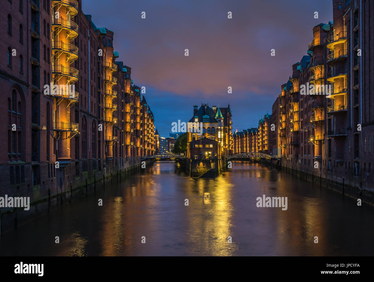 Château d'eau dans le vieux quartier d'entrepôts ou de Speicherstadt, Hambourg, Allemagne Banque D'Images