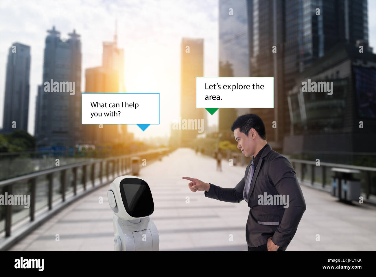 Conseiller du robot, l'homme d'affaires parler à un assistant robot de haute technologie ou d'intelligence artificielle (AI) comment l'aider alors qu'il marche sur le chemin avec Banque D'Images