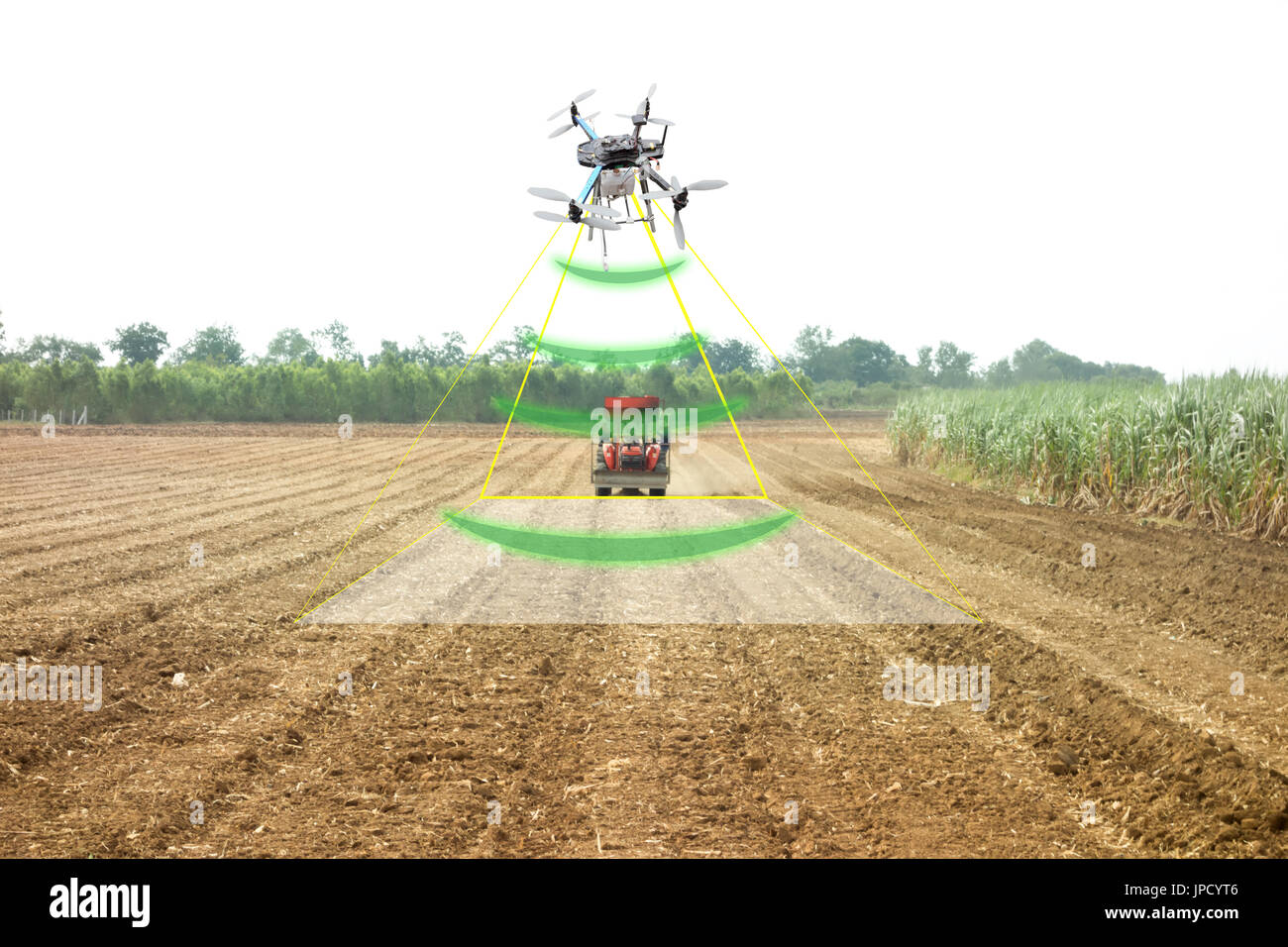 Iot, internet de l'agriculture s'amincit, concept, agriculteur utiliser drone pour envoyer un signal afin de détecter et de surveiller la zone pendant que le tracteur travaillant dans la ferme wi Banque D'Images