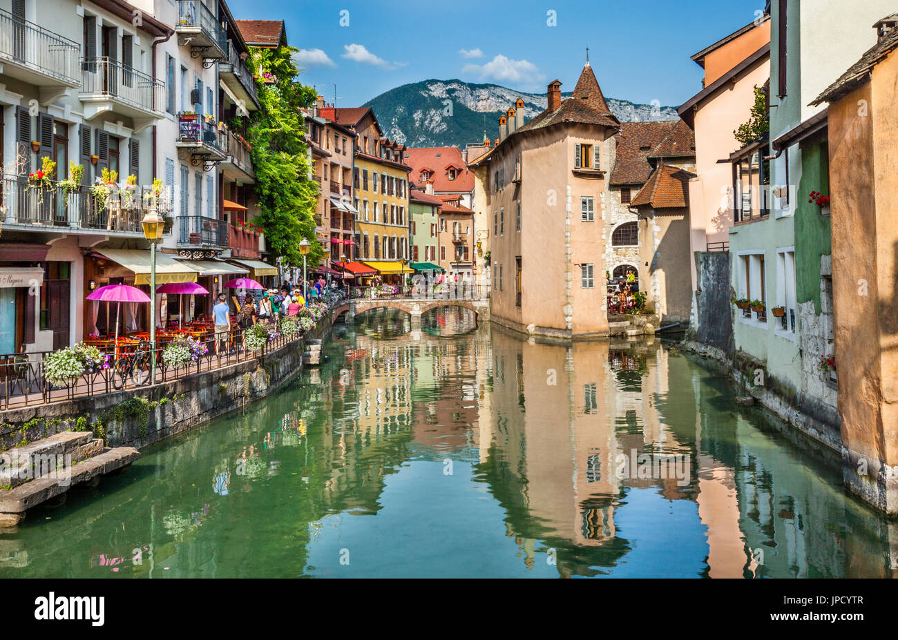 France, département, vieille ville d'Annecy, sur le canal du Thiou et le quai de l'ile Banque D'Images