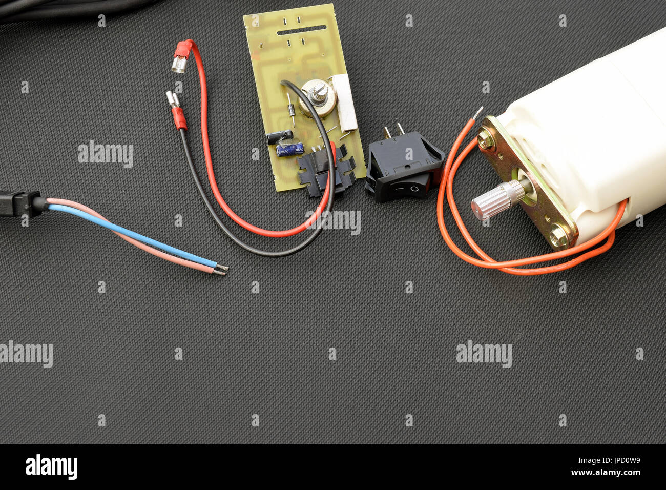 Pièces pour moteur électrique, machine, PCB, fils, potentiomètre, de l'interrupteur. Image horizontale à l'exemplaire de l'espace. Banque D'Images