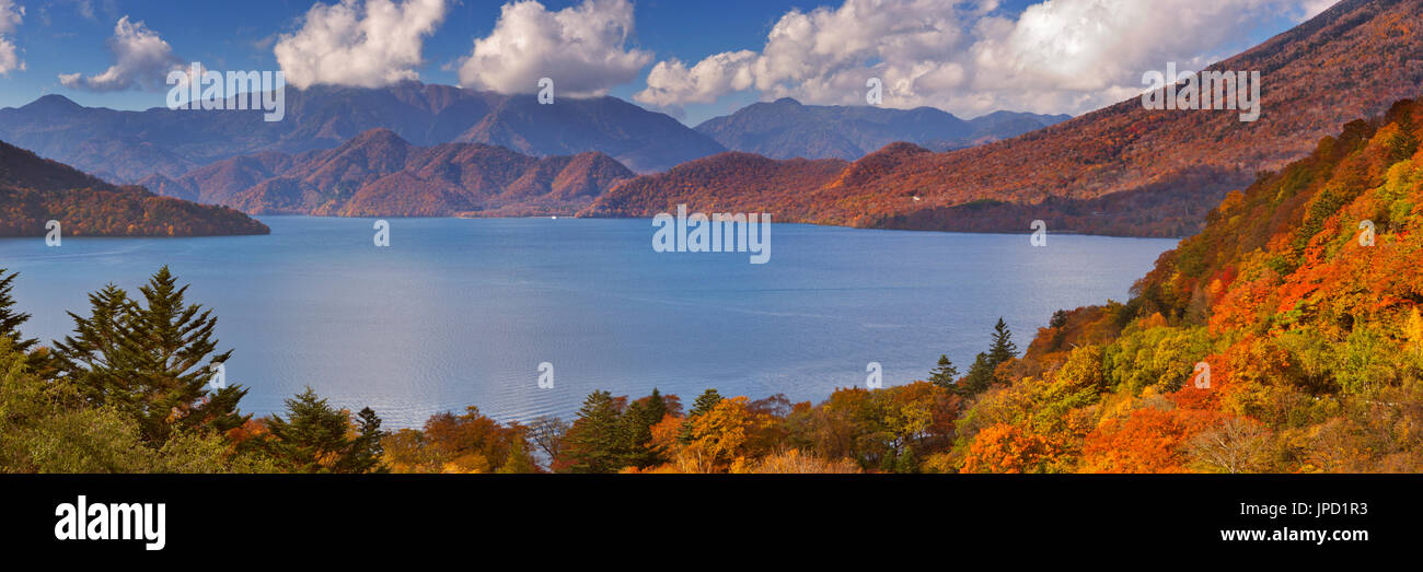 Le lac Chuzenji (Chuzenjiko, 中禅寺湖) près de Nikko au Japon. Photographié sur une belle journée d'automne. Banque D'Images