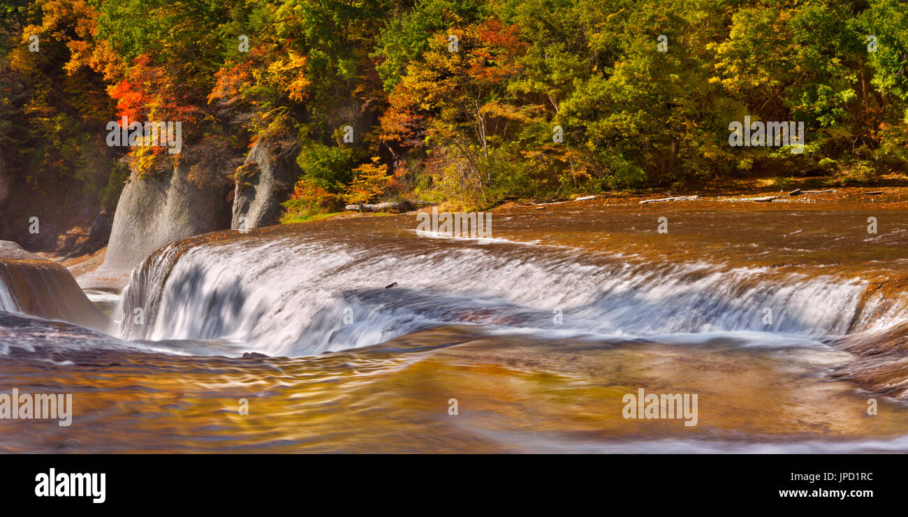 L'Fukiware Falls (Fukiware-no-taki, 吹割の滝) dans la préfecture de Gunma au Japon. Photographié par un beau jour d'automne. Banque D'Images