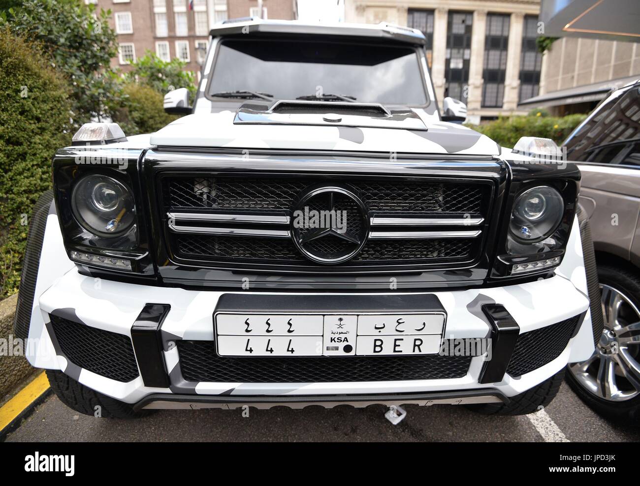 Une Mercedes avec une plaque d'Arabie saoudite à Mayfair, Londres, le mois  d'août voit des centaines de Moyen-orientaux voler-dans et autour de la  conduite dans la région de supercars Photo Stock -