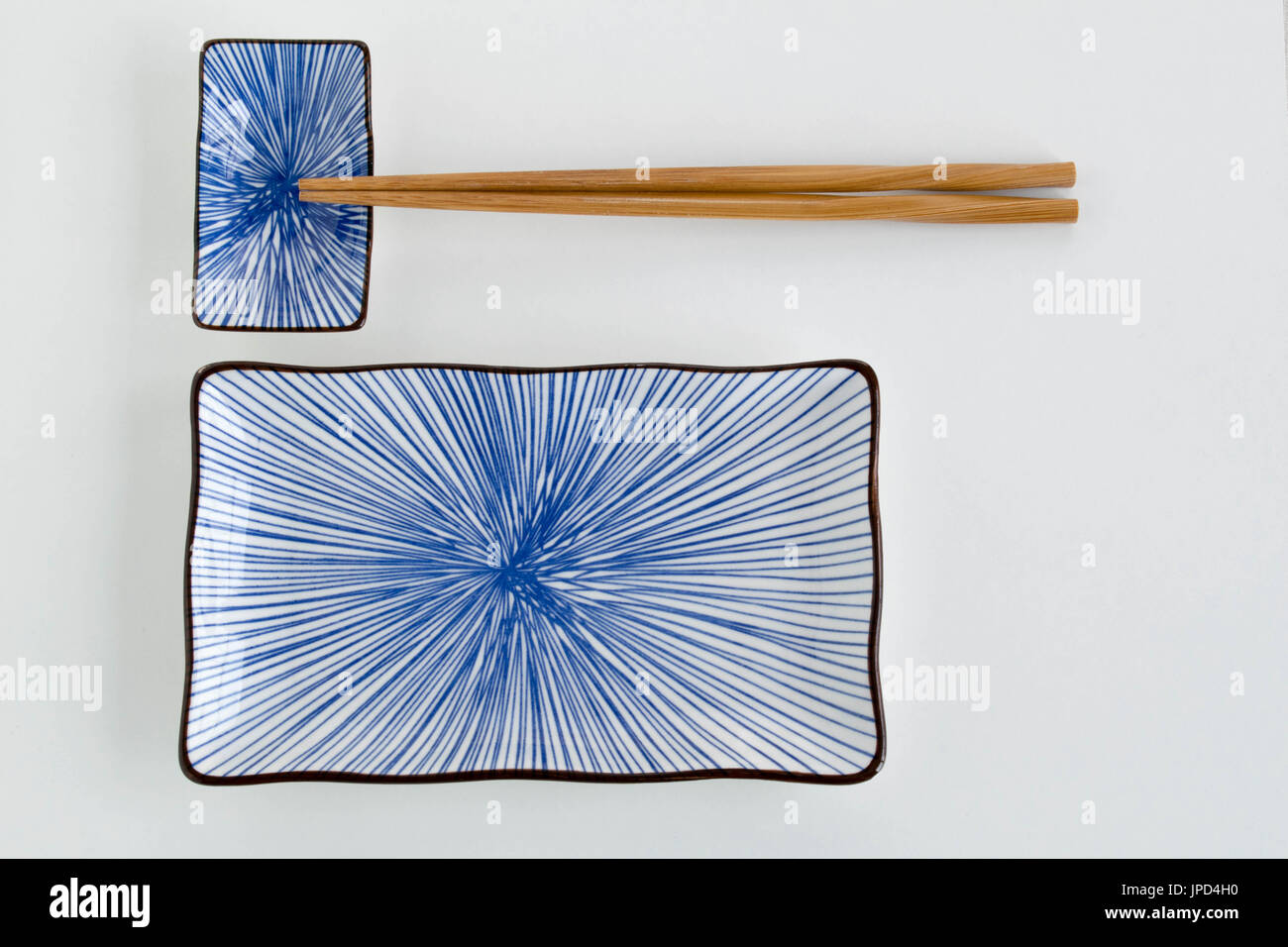 Une photo de paysage d'un jeu de plaques de sushi en céramique avec un design bleu Banque D'Images