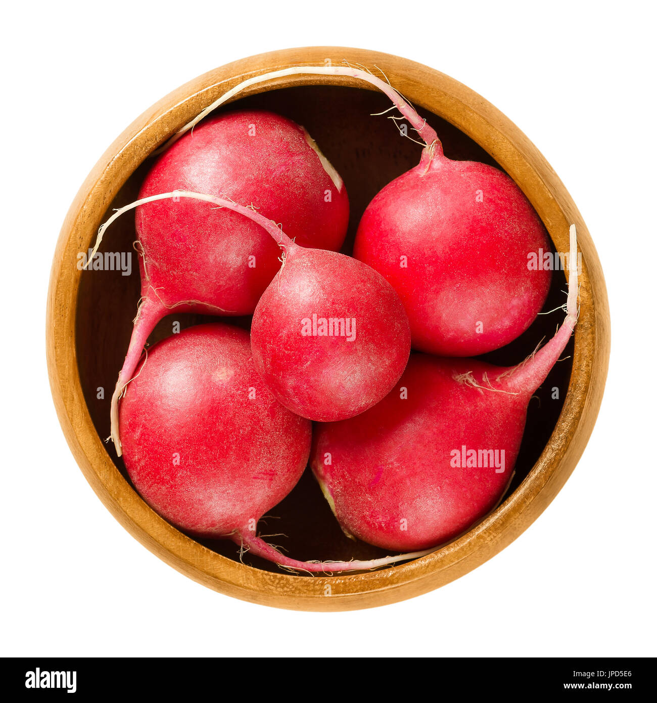 Radis rouge en bol en bois. European radis, Raphanus sativus, frais, légumes racines comestibles consommés crus, comme la salade ou comme légume. Macro photo. Banque D'Images