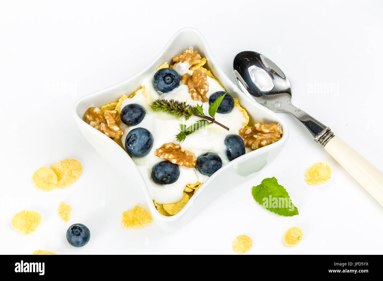 Flocons de maïs avec du yaourt, miel, noix et les bleuets. concept d'alimentation saine. Banque D'Images