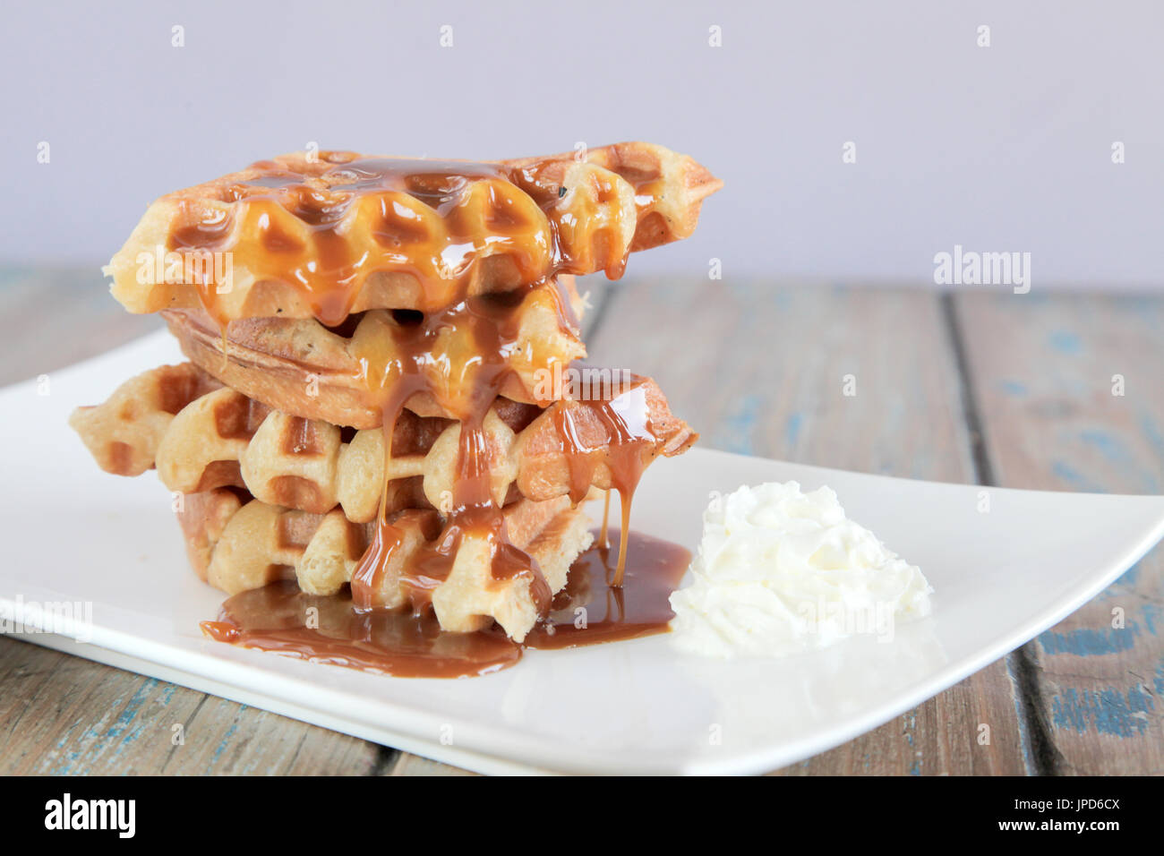Gaufre au caramel avec crème fouettée Banque D'Images