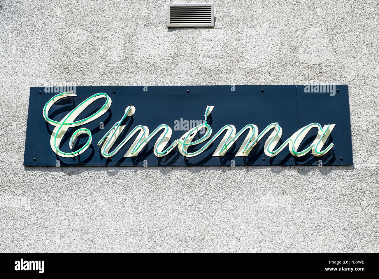 Cinema Neon Sign, Laruns, Pyrénées-Atlantiques, France. Banque D'Images
