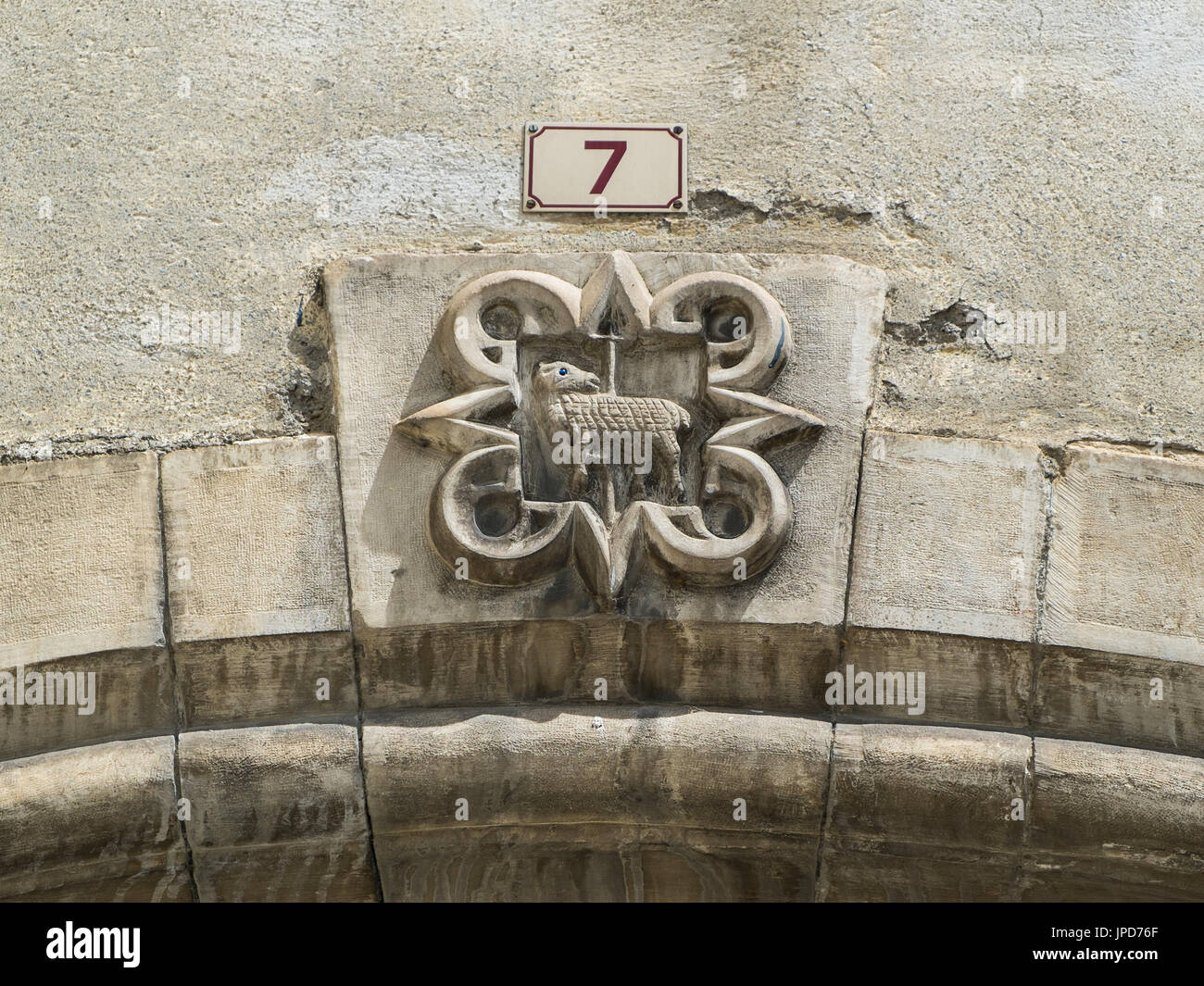 Ancienne figure sculptée d'agneau en pierre de touche de la porte, Laruns, France Banque D'Images