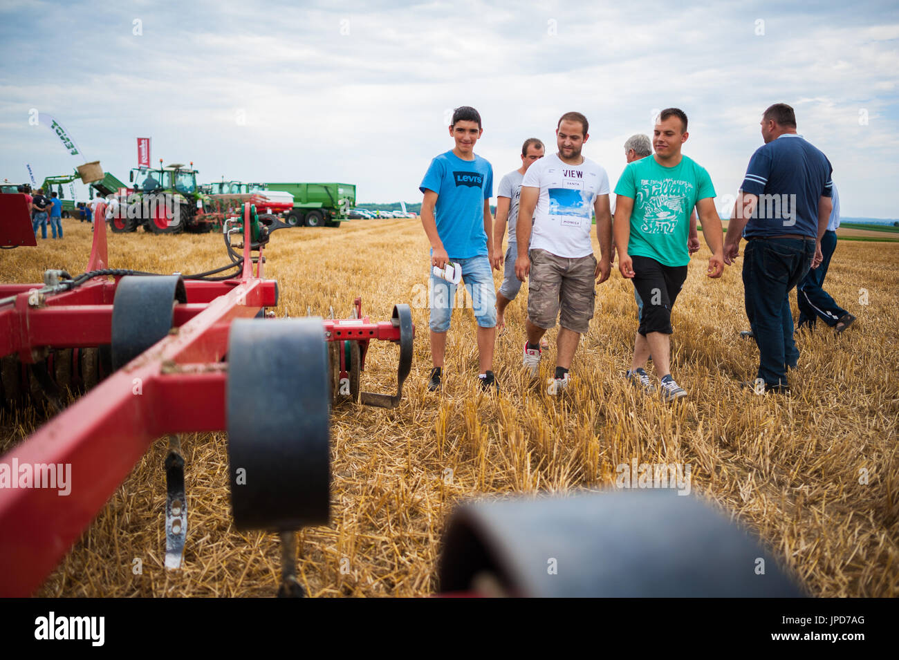 Les personnes à la recherche à la ferme sur les tracteurs Fendt juste en Croatie Banque D'Images