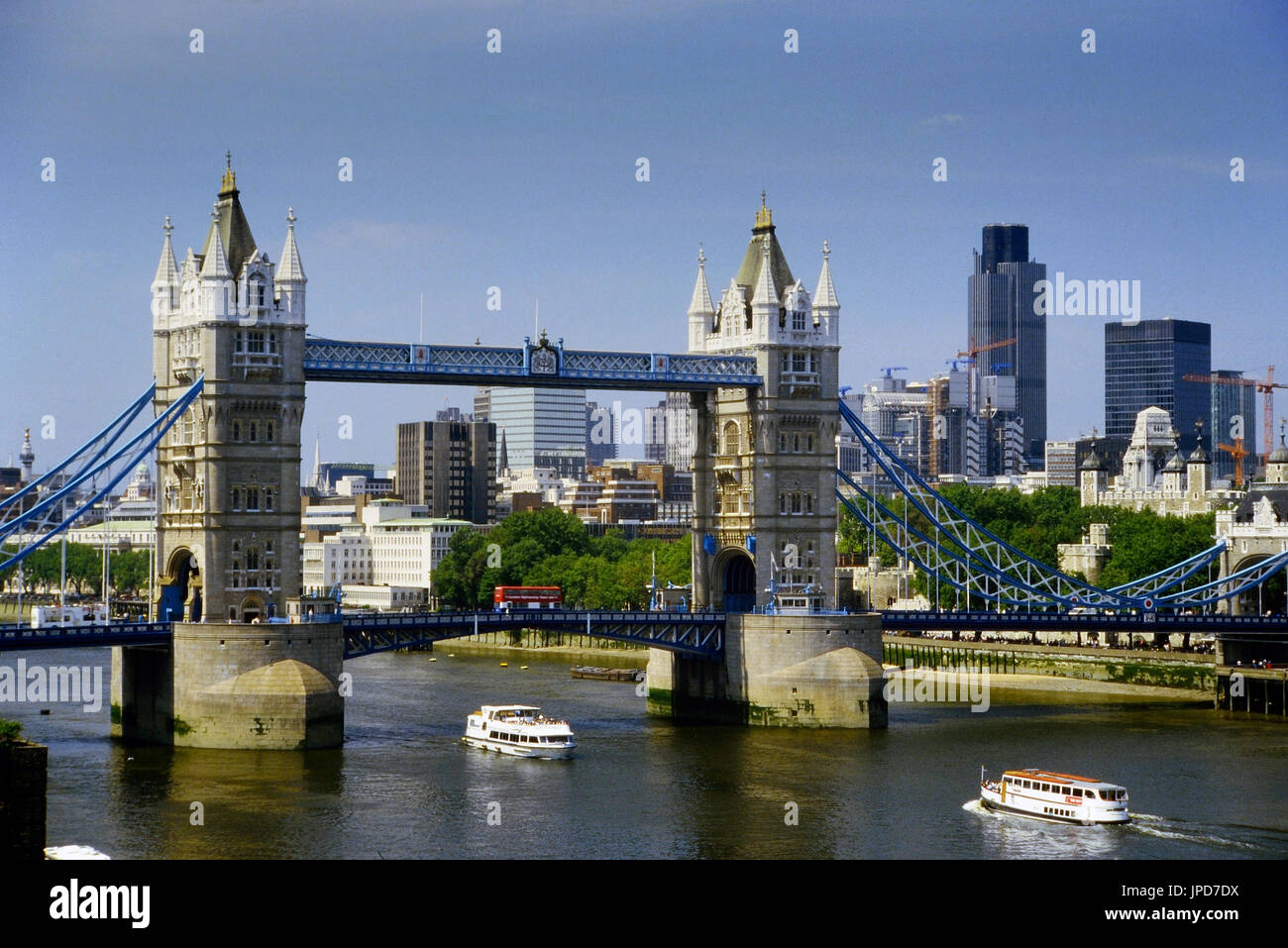Tower Bridge sur la Tamise, Londres, Angleterre, Royaume-Uni , Circa 1980 Banque D'Images