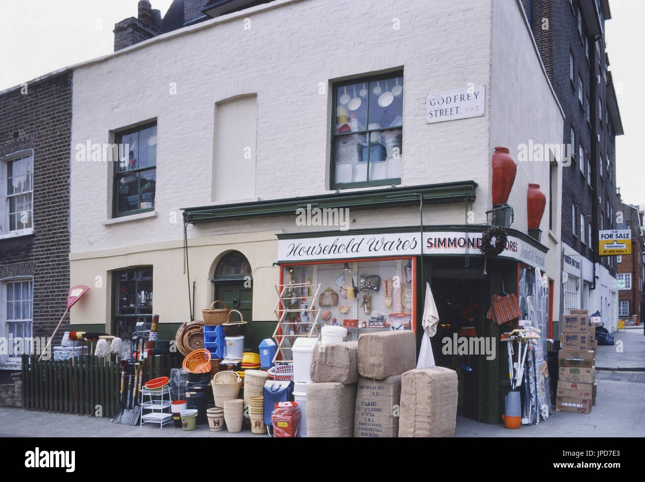 Articles ménagers corner shop, London, England, UK, vers 1985 Banque D'Images