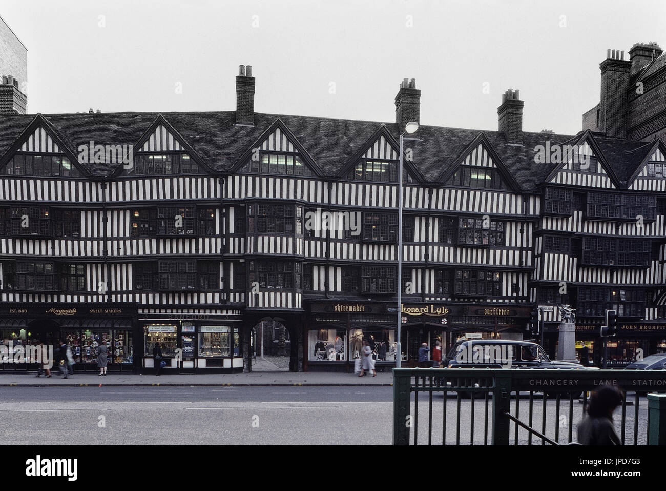 Le Tudor Inn discontinues à colombages dans High Holborn, London, England, UK. Circa 1980 Banque D'Images