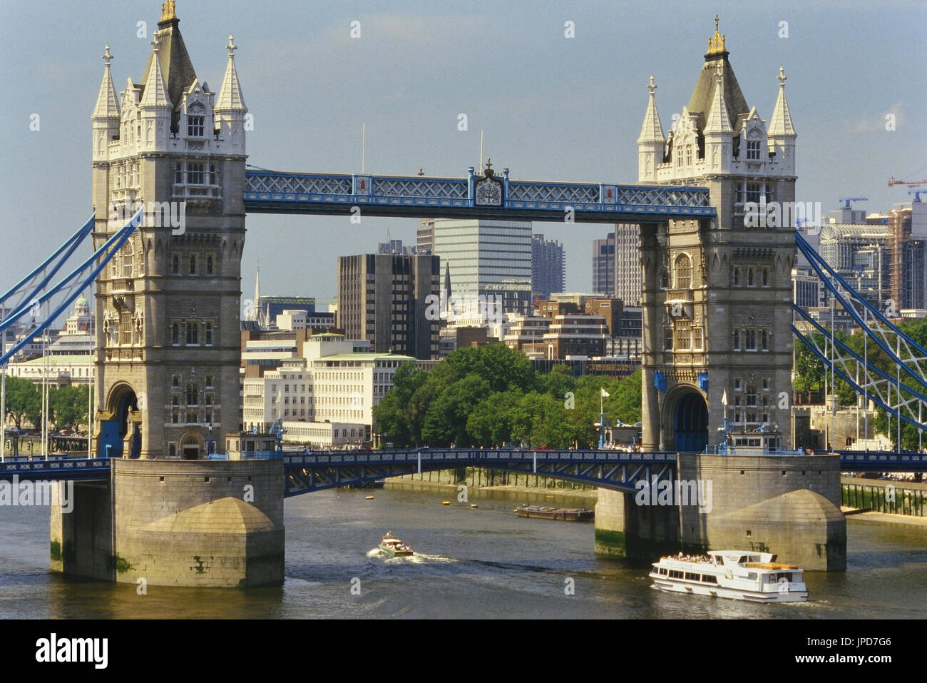 Tower Bridge sur la Tamise, Londres, Angleterre, Royaume-Uni , Circa 1980 Banque D'Images