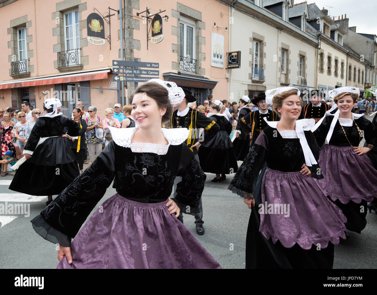 Bretagne - femmes françaises en costume traditionnel dansant dans la rue à la Fete des Brodeuses, Pont L'Abbe, Bigouden, Finistère, Bretagne France Europe Banque D'Images