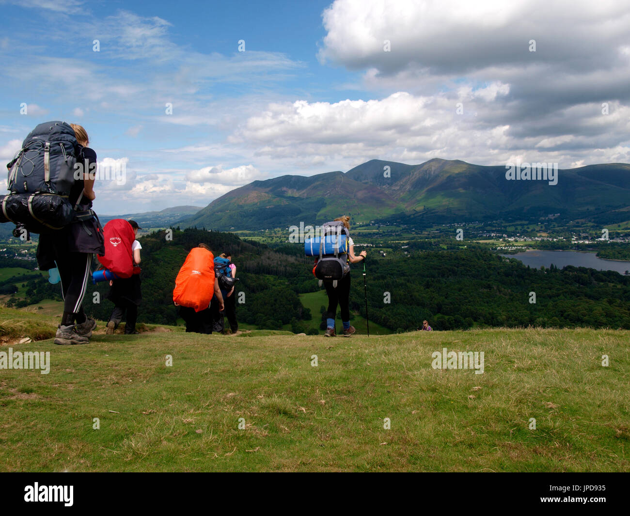 Groupe de randonneurs de descendre du pic de Cat Bells fell, Derwentwater, le Lake District, Cumbria, Royaume-Uni Banque D'Images
