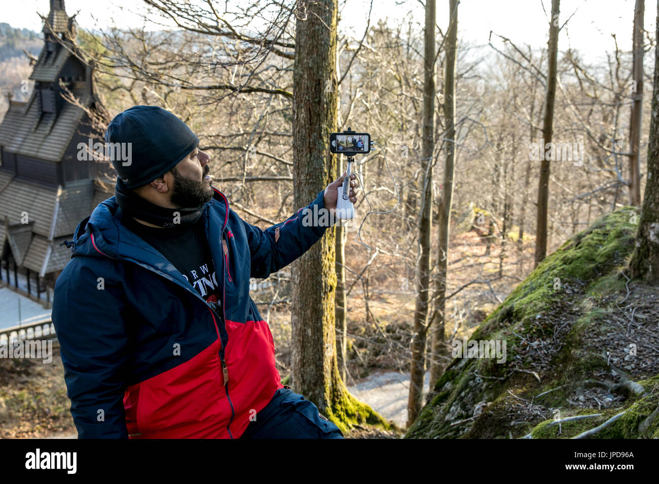 Bergen, Norvège - 12 Février 2017 : l'homme des Fidji en photo près de l'église de Fantoft Stave à Bergen. Banque D'Images