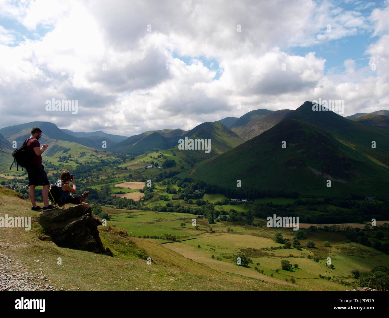 Les randonneurs en faisant une pause sur cat bells est tombé, le Lake District, Cumbria, Royaume-Uni Banque D'Images