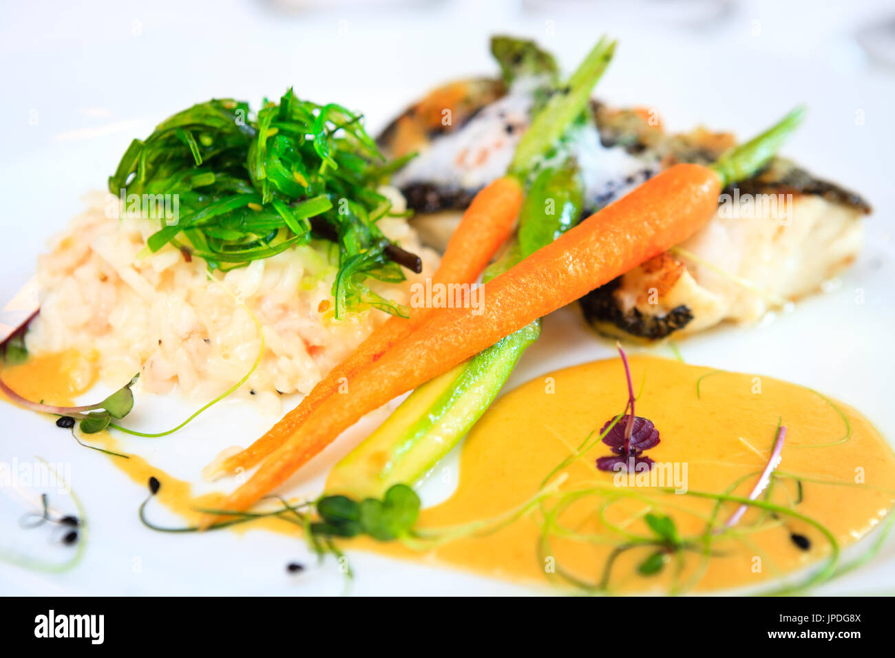 Filet de cabillaud gratiné au beurre de Paris sous vide servi avec légumes et sauce hollandaise Banque D'Images