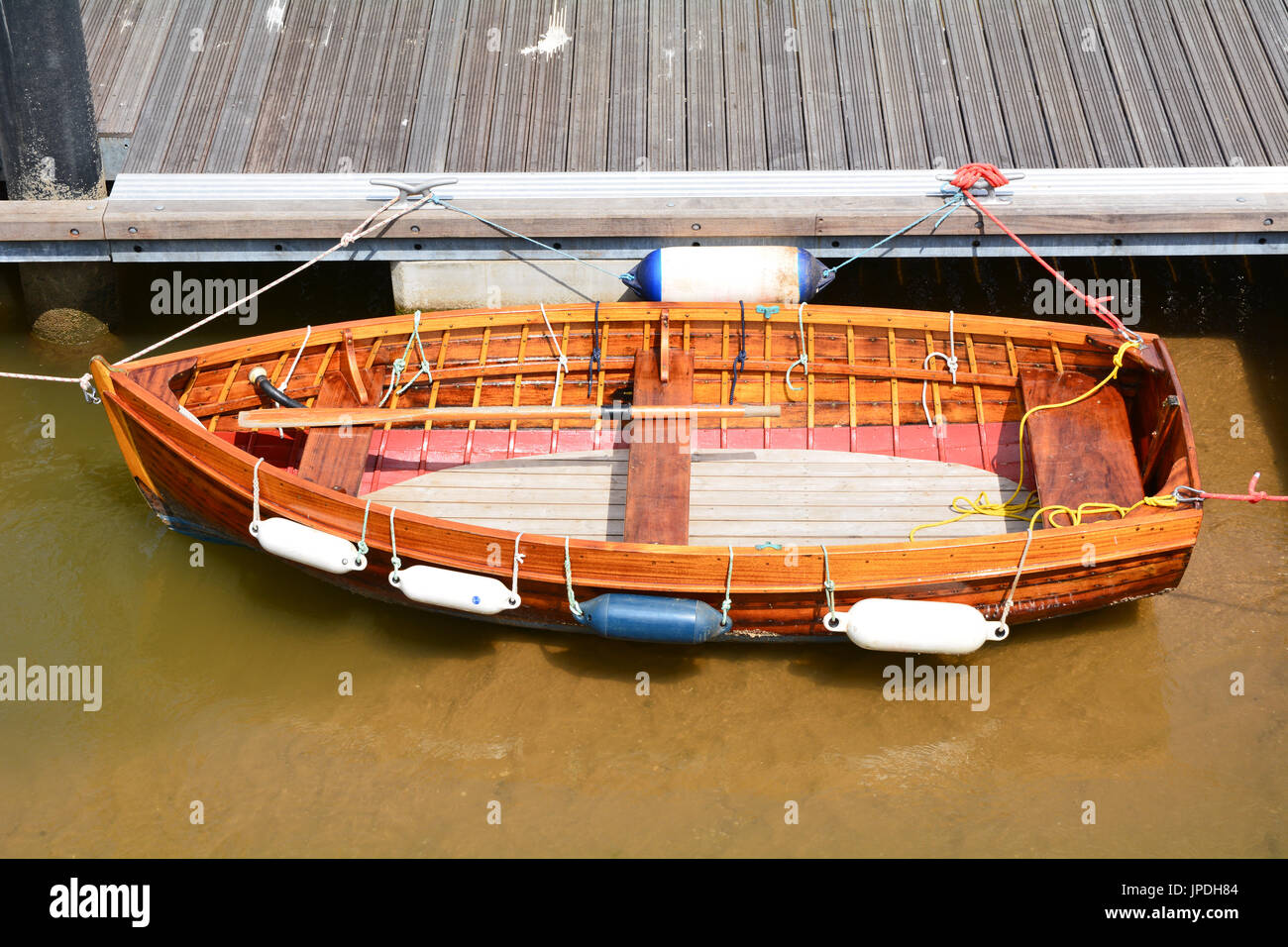 Bateau à rames en bois amarré à la jetée Banque D'Images