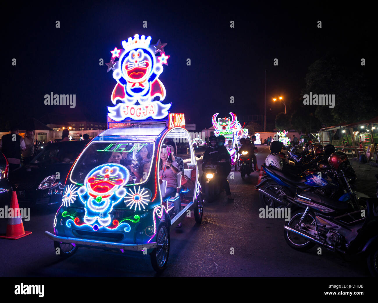 Avec les LED colorées allumé voitures, Voiture à pédale, Yogyakarta, Java, Indonésie Banque D'Images